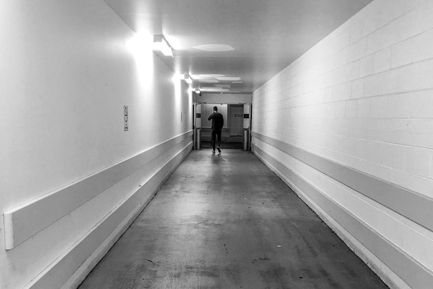 Photo man walking in corridor