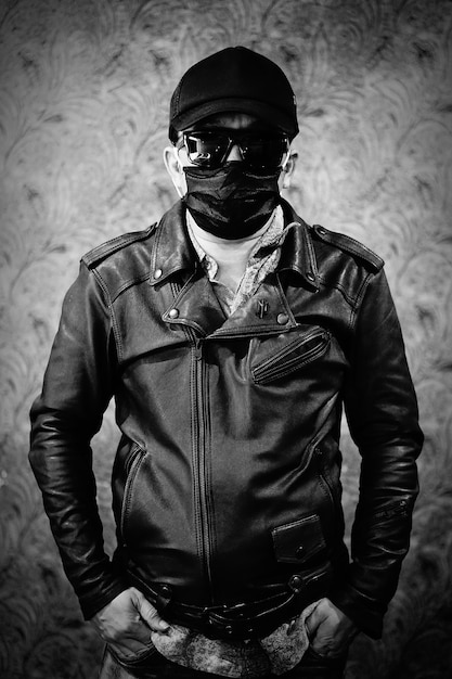 Photo man wear black leather and masker