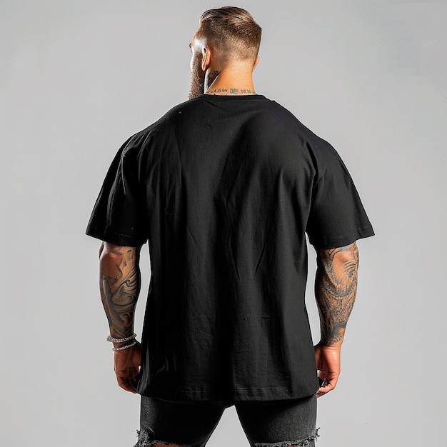 Photo a man wearing a black shirt with tattoos on his back