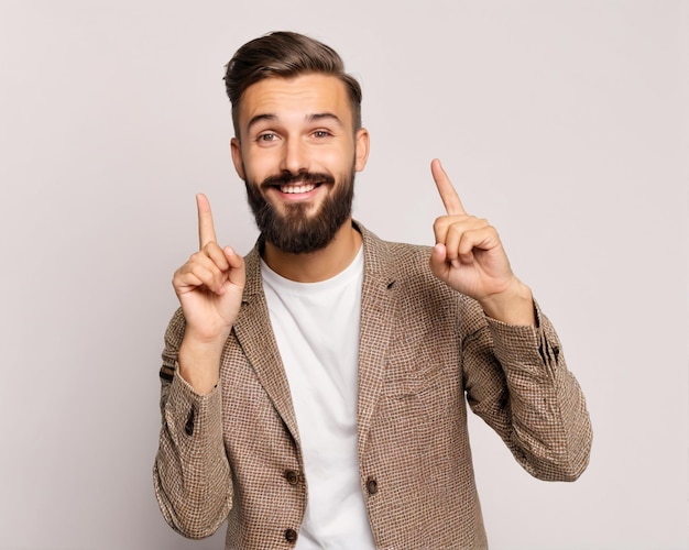 Photo a man with a beard and a shirt that says he is pointing his finger