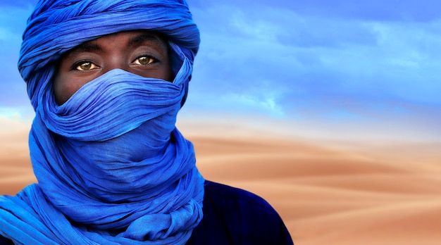 Man with  blue turban posing in camp near timbuktu