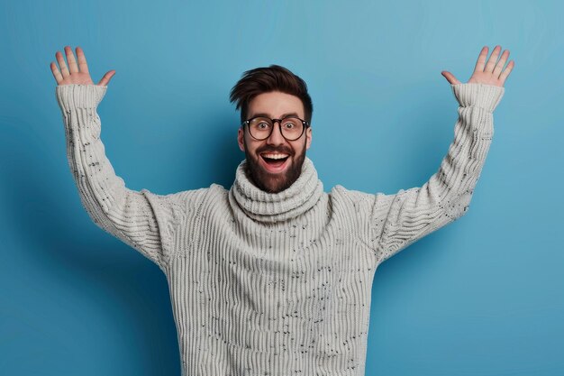 Photo a man with glasses and a beard is smiling and waving at the camera