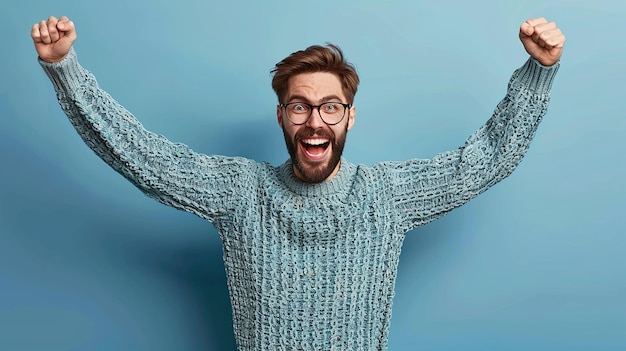 Photo a man with glasses and a sweater that has his arms open