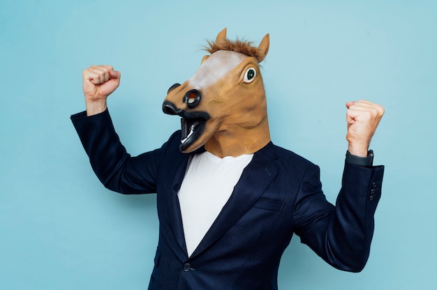 Photo man with happy horse mask