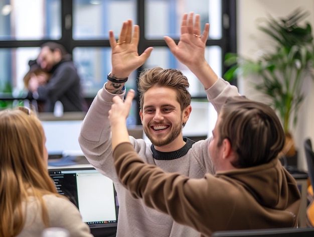 Photo a man with his hands up in the air with a woman in a grey sweater