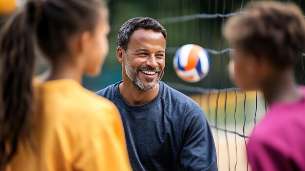 Photo a man with a smile on his face is smiling with a soccer ball