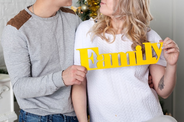 Photo a man with a woman holding the inscription family