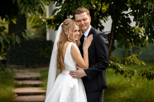 Photo a man and woman are standing in front of a tree