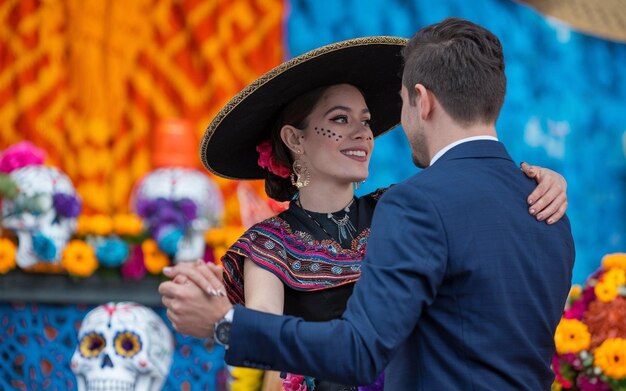 Photo a man and woman are talking in front of a banner that says she is holding hands