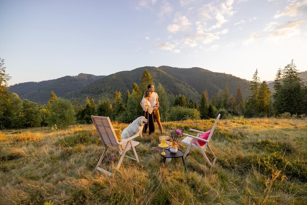 Photo man and woman have a picnic in mountains