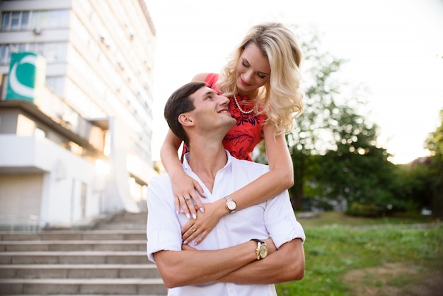 Photo man and woman in love walk in the park and hug.