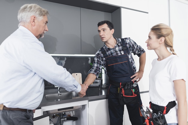 A man and a woman of sanitary engineering came to a call.