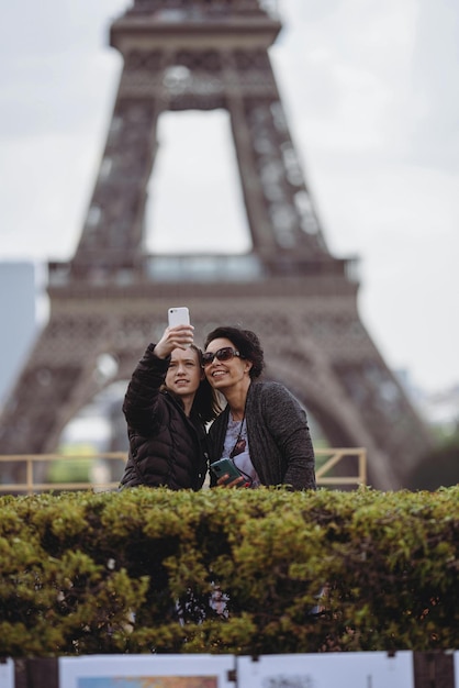 Photo a man and woman taking a picture with a phone