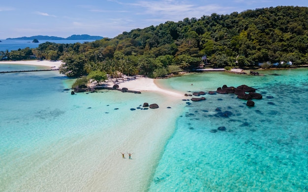 Photo man and women on a tropical beach in thailand koh kham thailand trat