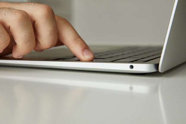 Photo a man working on a laptop his hands close up