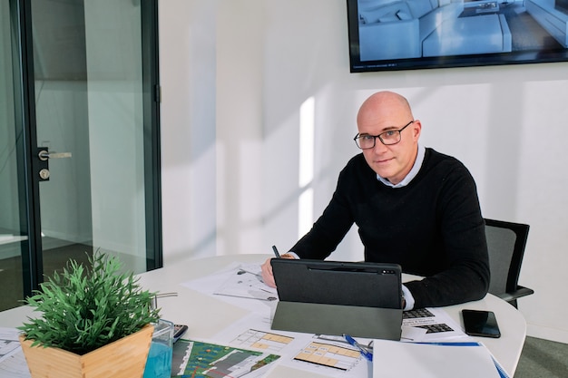 Man working in the office