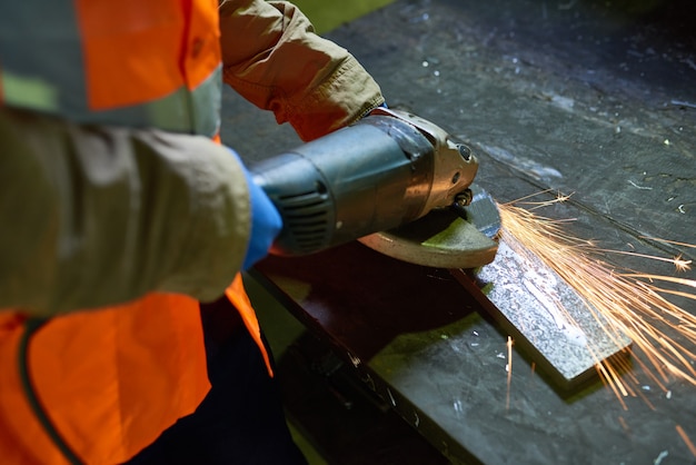 Photo man working with metal at factory