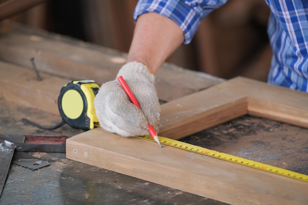 Photo man working on wood