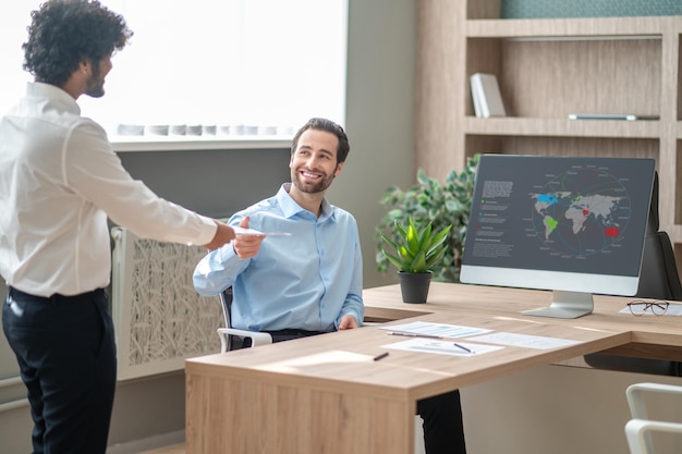 Manager meeting a client and shaking his hand