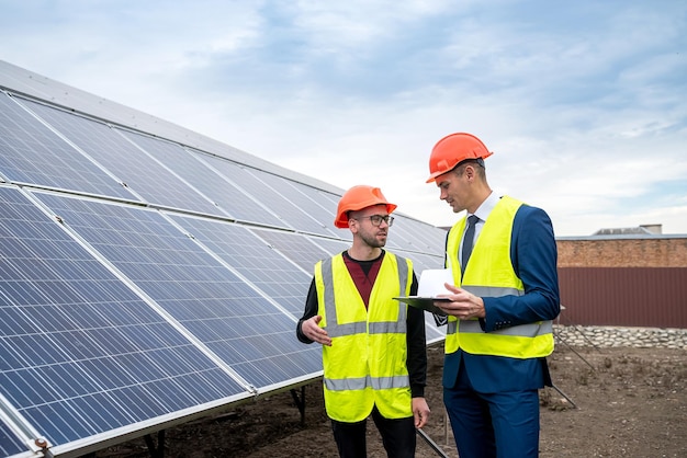 The manager in talks to the worker in at the expense of installation of economic panels