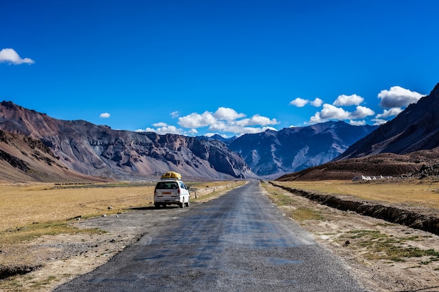 Manalileh road in himalays with car