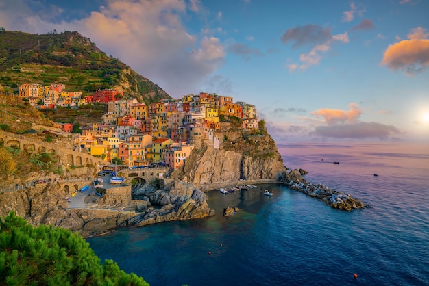 Photo manarola, colorful cityscape on the mountains over mediterranean sea in cinque terre italy europe