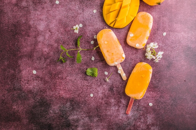 Photo mango banana popsicles with fresh fruits flat lay top view