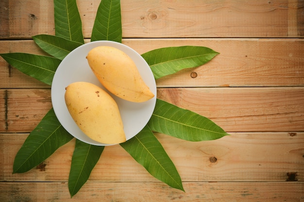 Mango ripe, wood, background