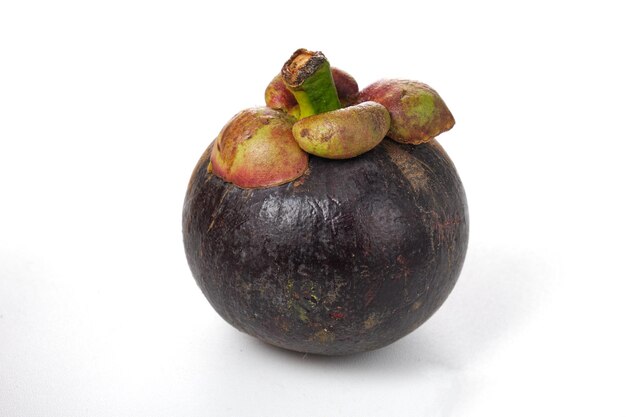 Photo a mangosteen isolated on white background