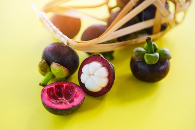 Photo mangosteen peeled summer fruit on yellow background. fresh mangosteen from garden thailand , queen of fruit healthy