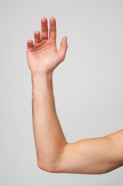 Photo mans hand showing sign against gray background