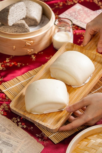 Photo mantou often referred to as chinese steamed bun, is a white and soft type of steamed bread or bun