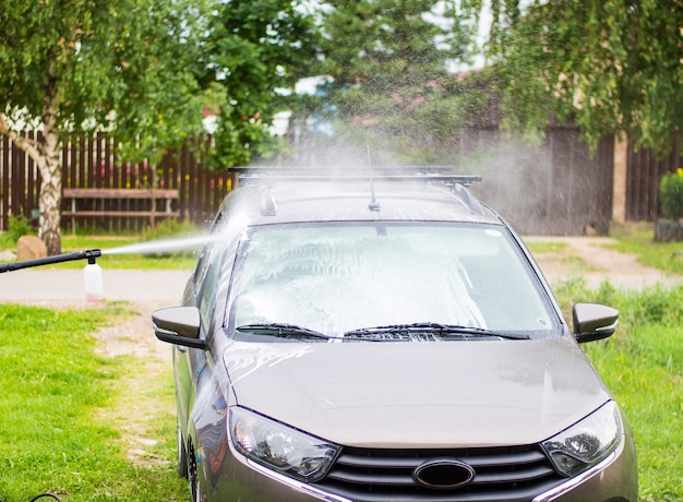 Manual car wash, car wash using high pressure water