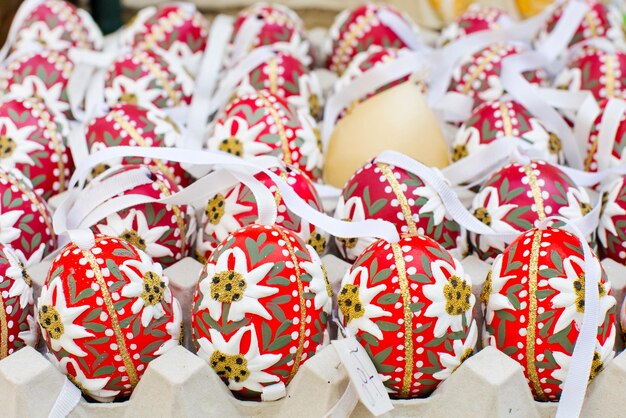 Photo many colorful painted easter eggs at the traditional market