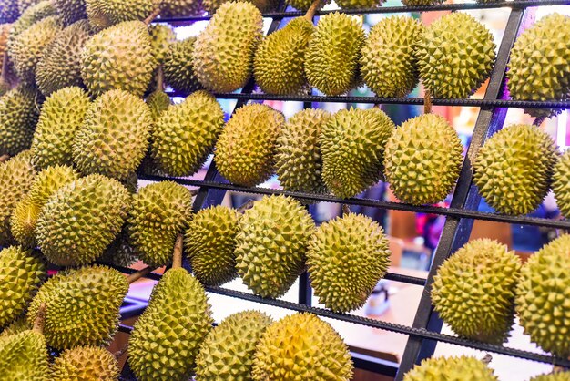 Photo many durian fruits on a stall in the kuala lumpur market