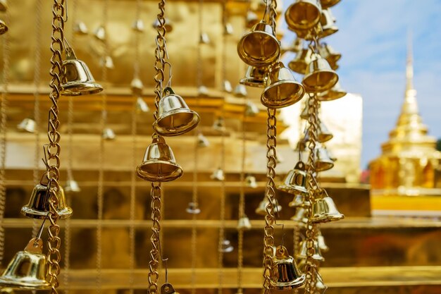 Photo many golden buddhist bells in sunlight closeup