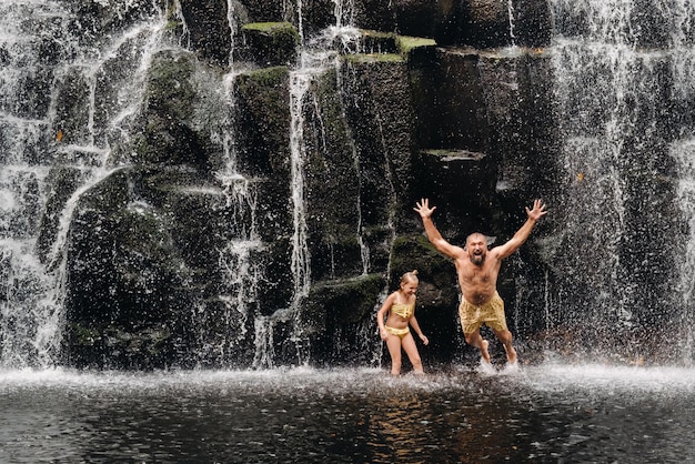 Photo many people bathe in a waterfall people at the cave waterfall bathing