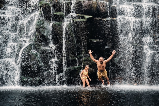 Photo many people bathe in a waterfall. people at the cave waterfall. bathing.