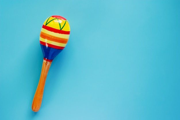 Photo maracas on blue background