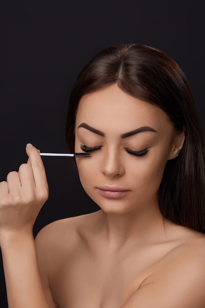 Mascara, Beauty Makeup, Fresh Soft Skin And Long Black Thick Eyelashes Applying Mascara With Cosmetic Brush, Eyelashes extensions, Fake Eyelashes,