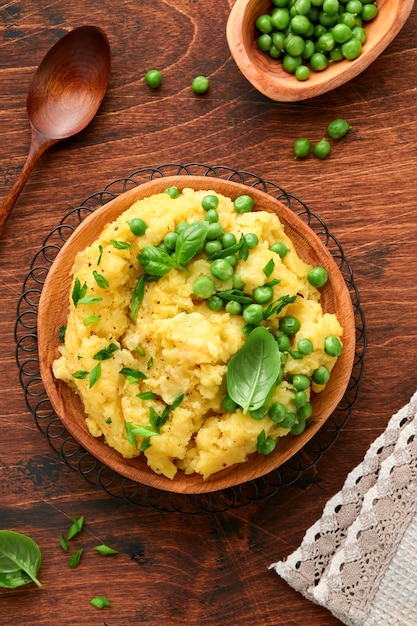 mashed potato with butter, green peas, onions, basil