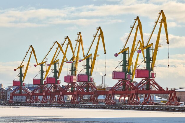 Photo massive harbor cranes in seaport heavy load dockside cranes in port cargo container ship terminal