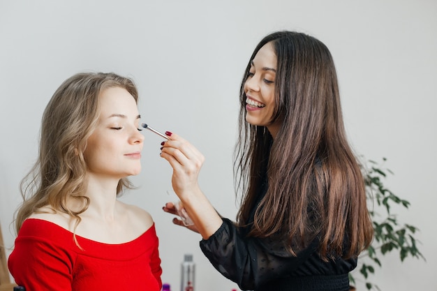 The master does a beautiful blonde makeup in a beauty salon