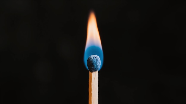 Photo a match being lit against a black background