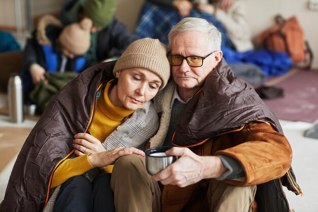 Photo mature couple in refugee shelter