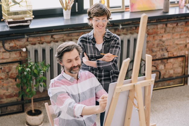 Photo mature man enjoying art class