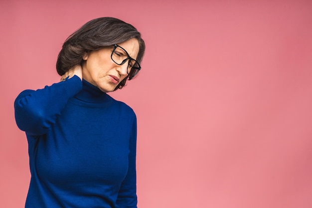 Photo mature senior old beautiful woman wearing casual suffering from back pain. empty blank copy space with backache concept. isolated over pink background