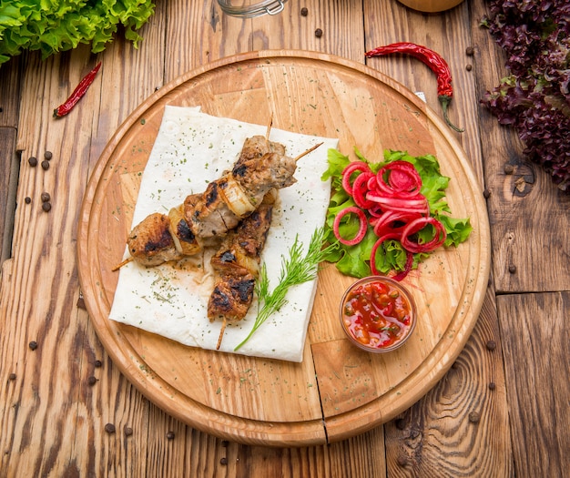 Photo meat rolls grilled with red onion and sumac on pita