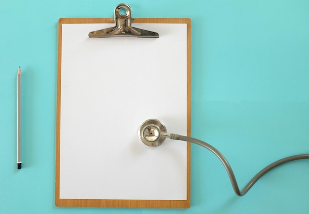 Photo medical accessories stethoscope clipboard pencil on a green pastel background