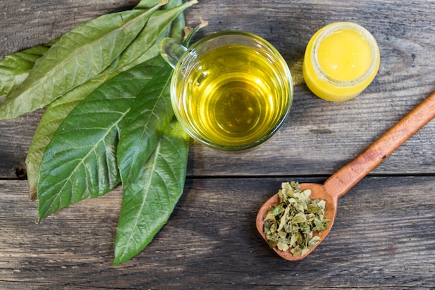 Medicinal infusion of loquat leaves with honey